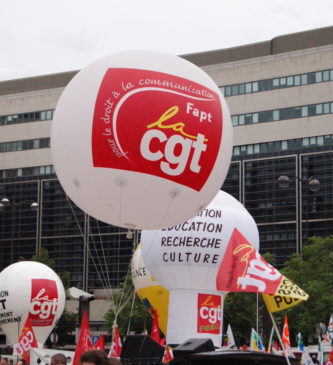 Cgt Cfdt Medef Lrem Usine Renault Fermeture Affiches Polemique Sado Maso