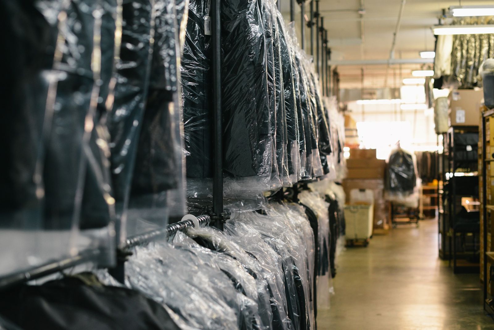 Entrepot Douanes Barrieres Tensions Commerciales