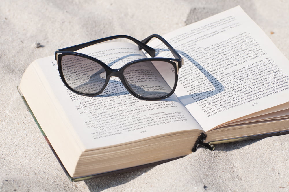 Lire Livre Dehors Plage Yeux Lunettes