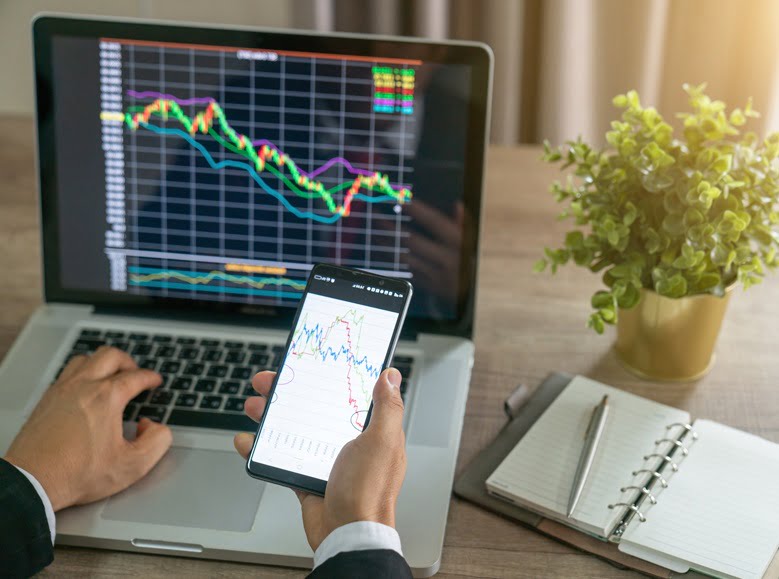 Ordinateur%20et%20smartphone%20avec%20courbes