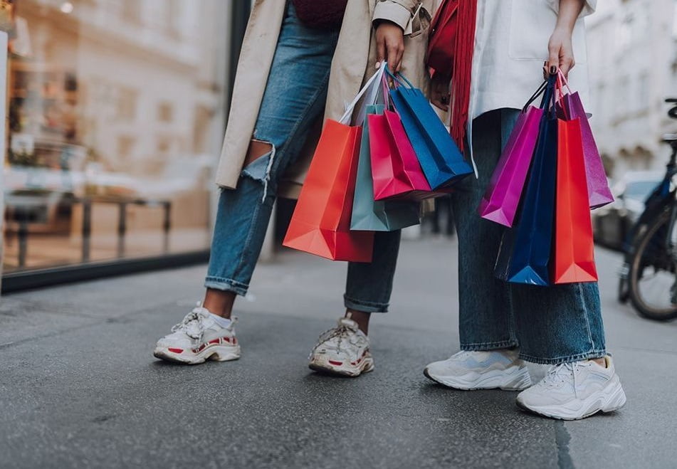 Personnes%20avec%20sacs%20de%20shopping