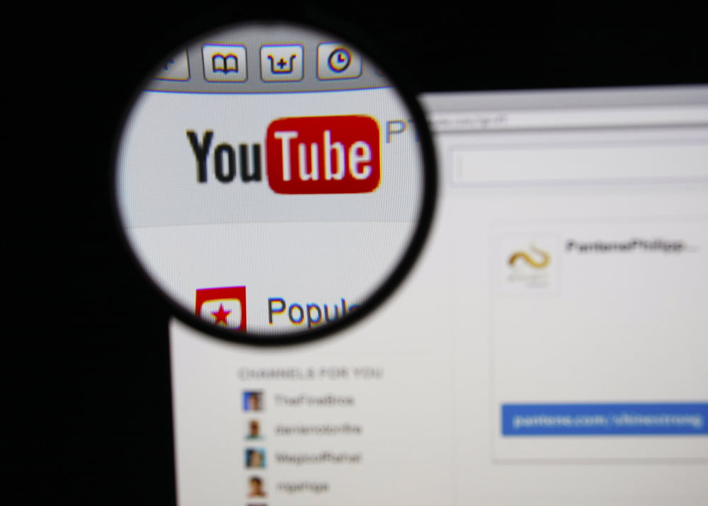 Pub Cachee Reseaux Sociaux Youtube Instagram Facebook Twitter