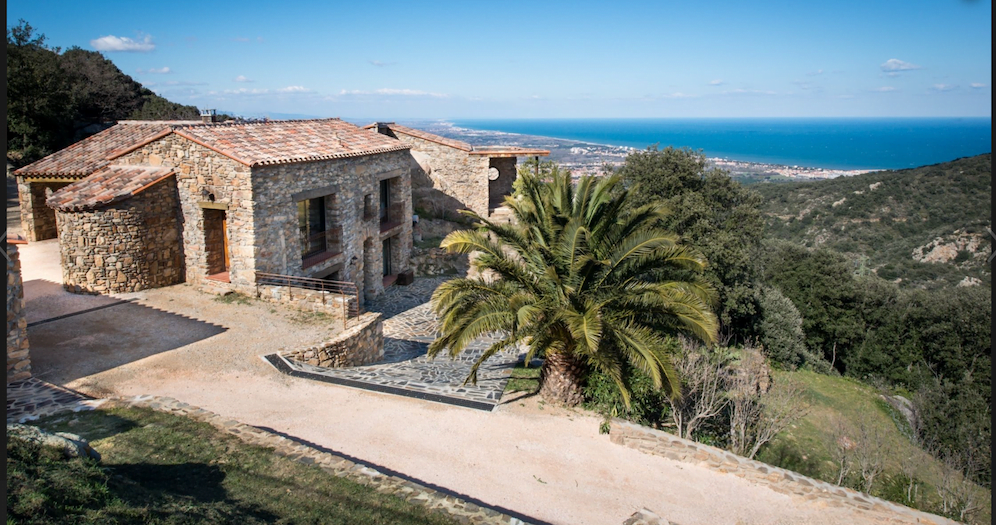 Un hameau est à vendre pour 3,2 millions d'euros.