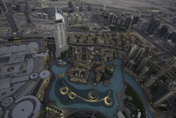 Dubai At The Top Burj Khalifa 140515 2193 Jikatu (15100351735)
