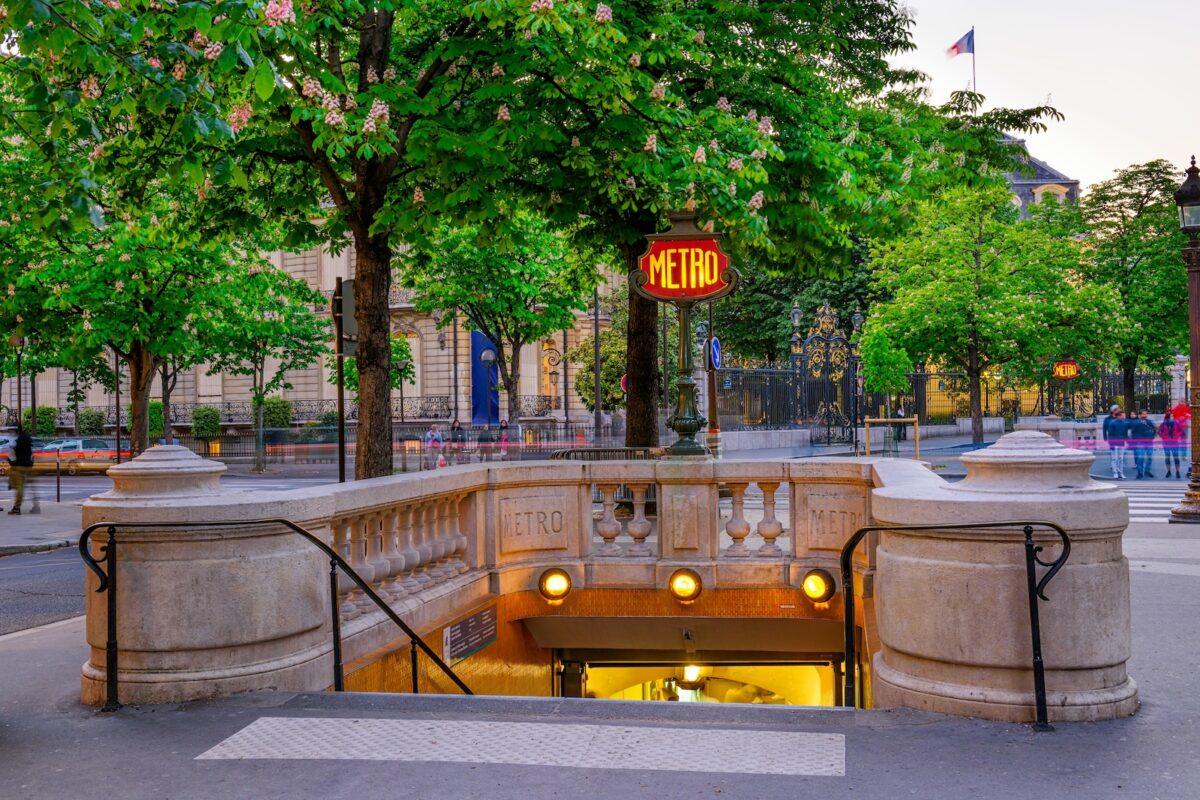 Entrance,to,paris,metro,subway,on,champs Elysees,in,paris,,france