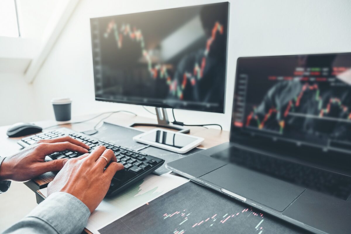 Business,man,deal,investment,stock,market,discussing,graph,stock,market