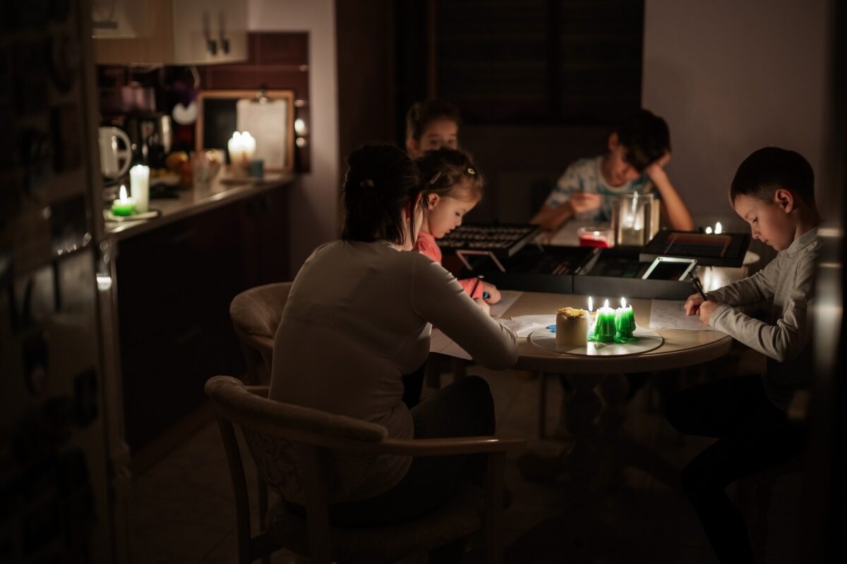 Family,spending,time,together,during,an,energy,crisis,in,europe