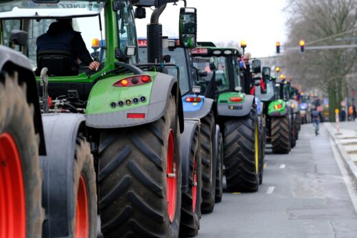 routes bloquées, blocages routiers, agriculteurs, colère, navigateur, application, Waze, Google Maps, itinéraires bis, perturbation, contournement, point de blocage, blocus, Paris, manifestation, autorité locale, automobile, automobiliste