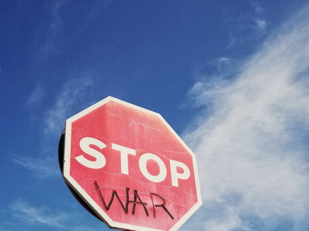 Traffic,sign,transformed,into,a,paciarmée, guerre, inutile, recrutement, échec, france