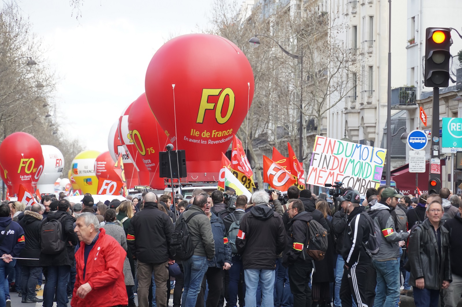 Weigeren van werkloosheid om een ​​vast contract te weigeren: protesten en aanvallen van het Ministerie van Arbeid