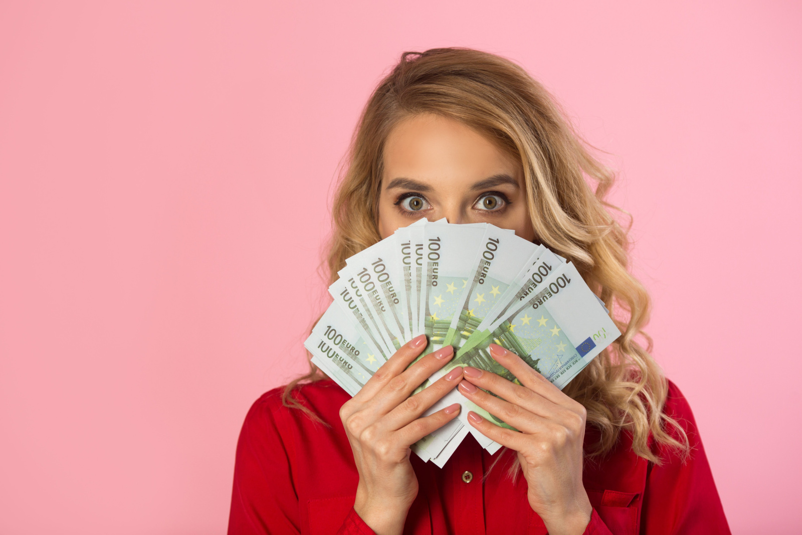 Слушать имел я деньги. Девушка с евро. Женщина с деньгами. Девушка с евро в руках. Девушка на розовом фоне с деньгами.