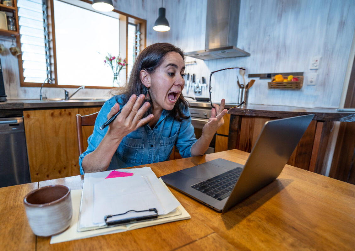 Stressed,business,woman,working,from,home,on,laptop,looking,worried,