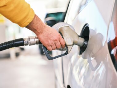 Une association réclame un plafonnement des prix des carburants. Photo de engin akyurt sur Unsplash