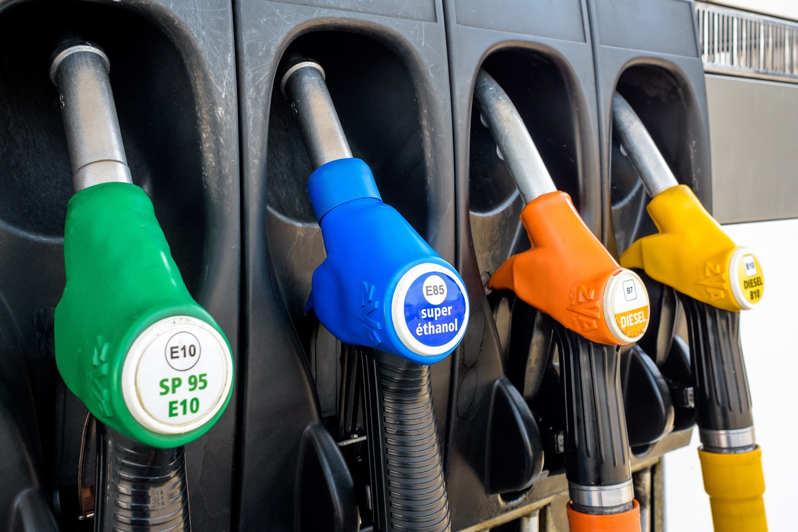 Combien coûtent les principaux carburants en France ?