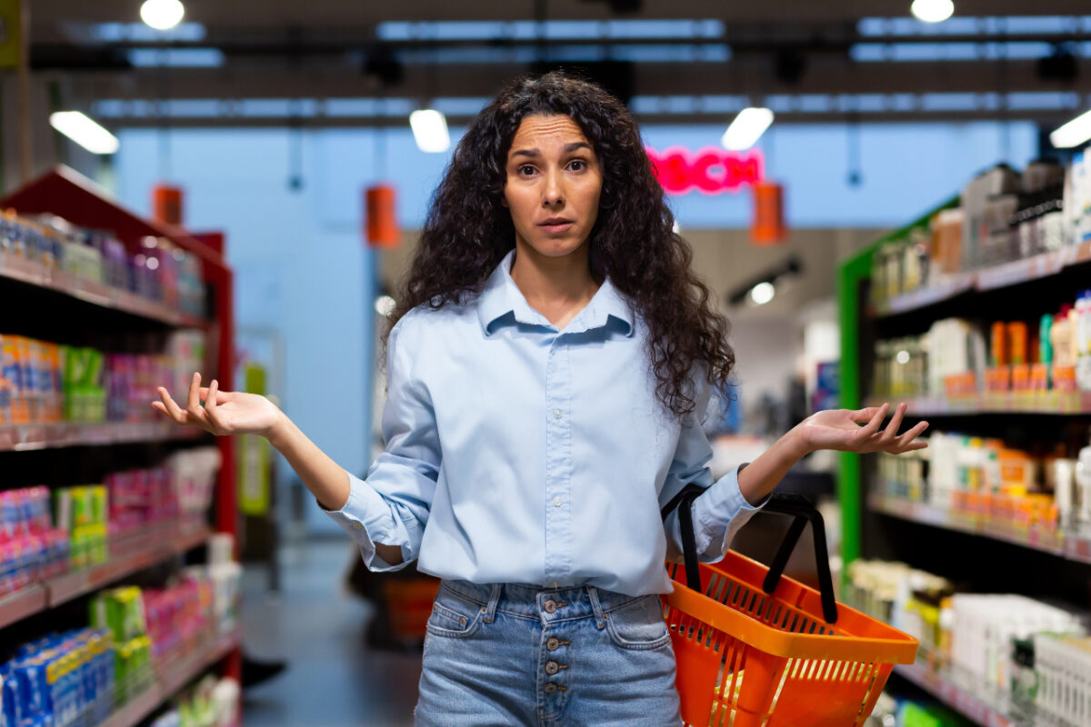 A,worried,young,latin,american,woman,stands,in,a,supermarket