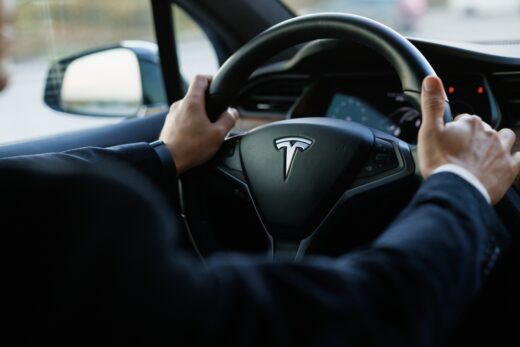 fin alerte mains sur le volant - Tesla