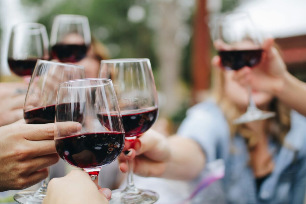 Une vente aux enchères de vin a rapporté 1,8 million d'euros près de Bordeaux. Unsplash