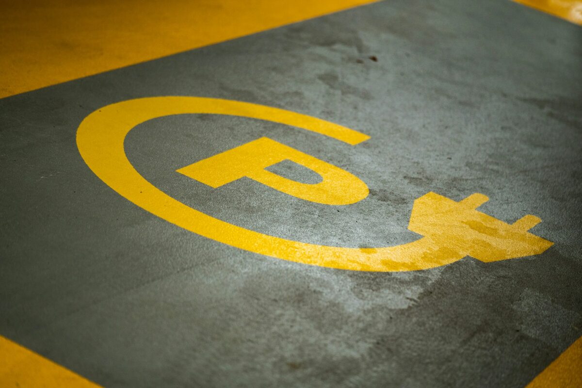 L'Autorité de la concurrence plaide pour plus de transparence dans le domaine des bornes de recharge électriques. Unsplash