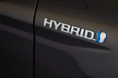 véhicules hybrides normeToyota,hybrid,badge,emblem,on