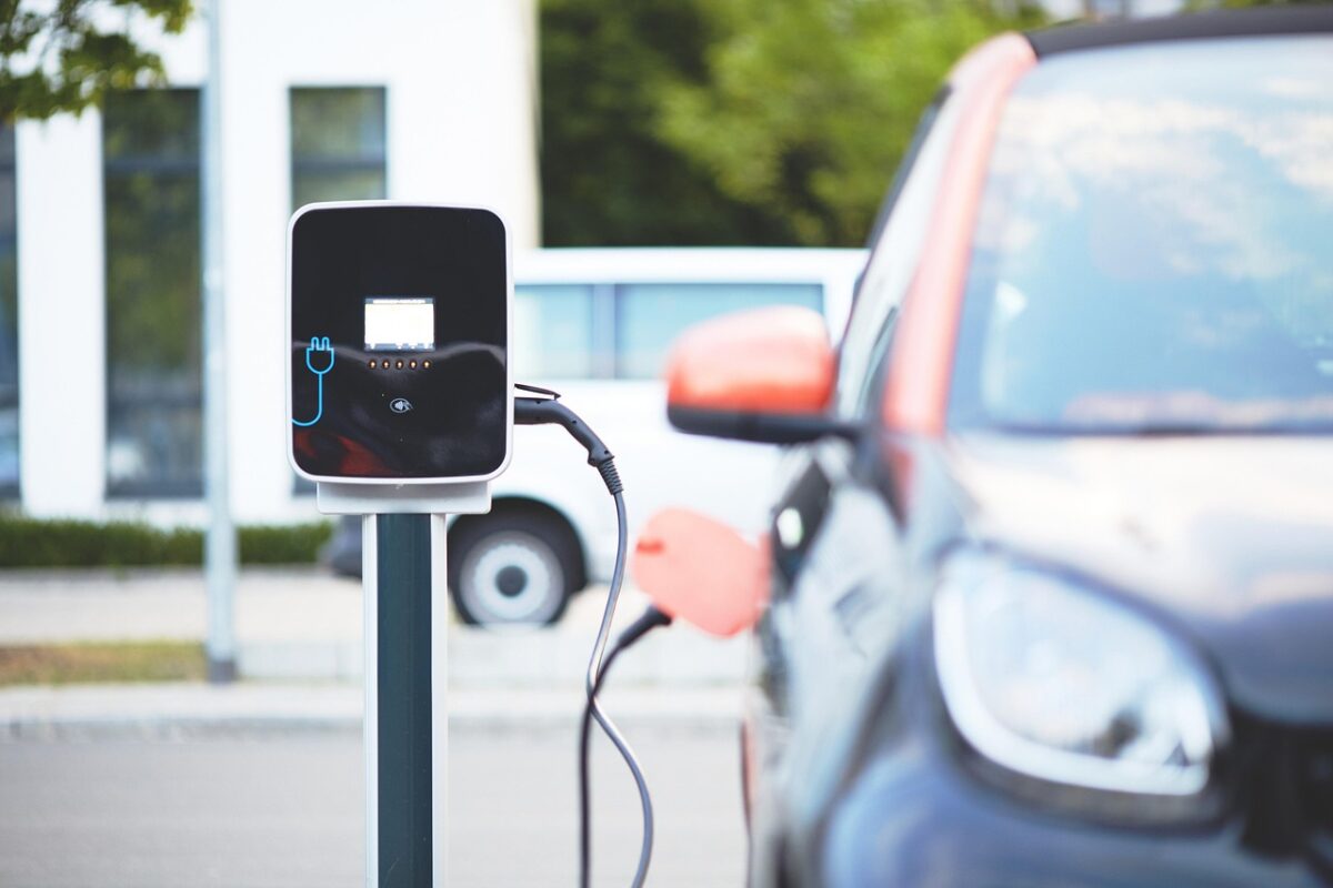 Le gouvernement a choisi de réduire les aides à l'achat de moitié pour une voiture électrique. Pixabay