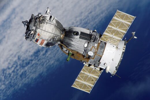 Le patron d'Amazon a lancé le premier satellite de sa constellation Kuiper, pour concurrencer Starlink. Pixabay