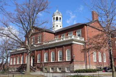 Crise à Harvard : Trump coupe les vivres, l’université contre-attaque