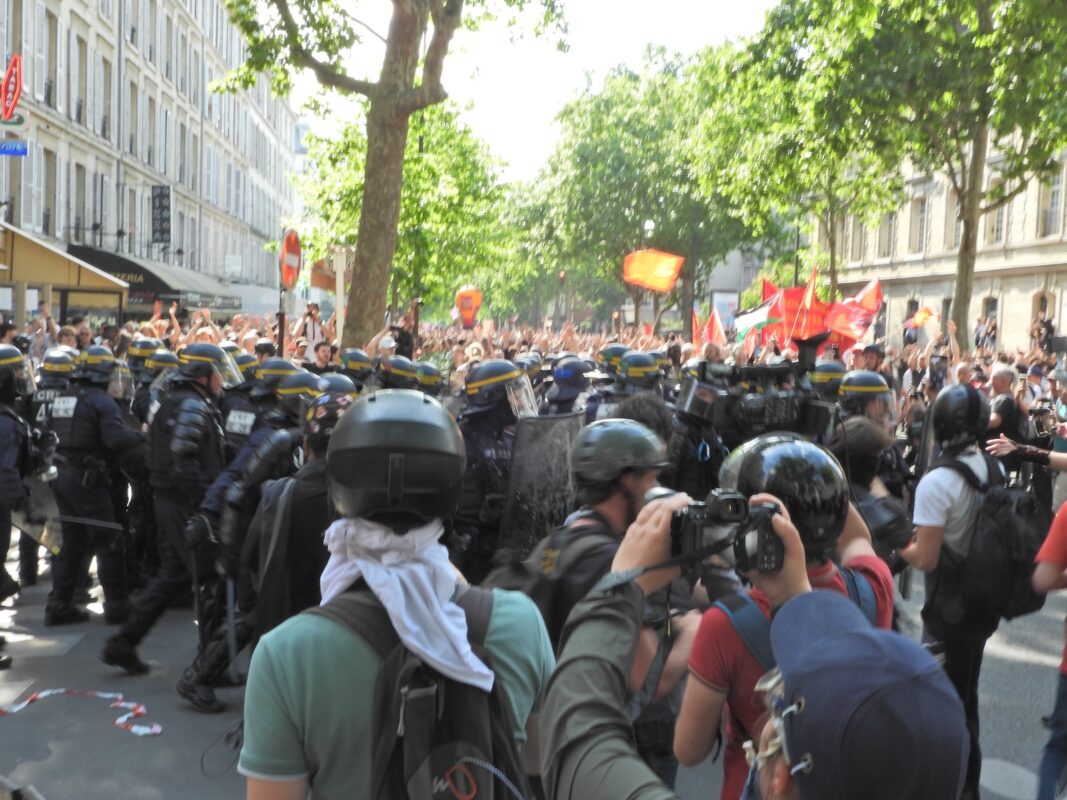 300000-manifestants-ps-agresse-1er-mai-tension