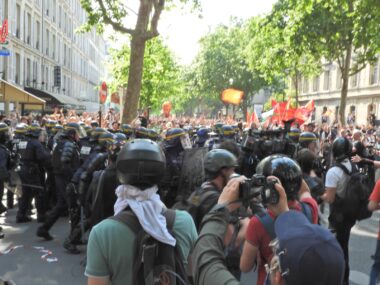 300000-manifestants-ps-agresse-1er-mai-tension