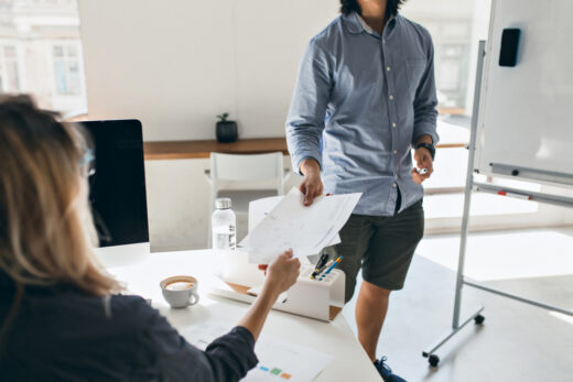 Peut-on porter un short au travail ? Ce que dit la loi