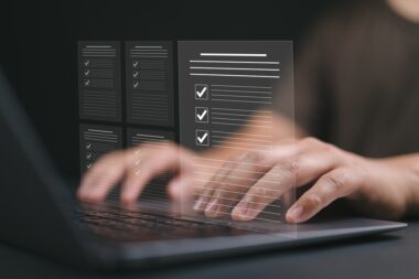 Vérification manuelle ou automatisée des documents : une comparaison pratique