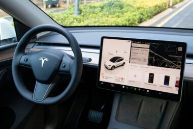 Tesla condamnée à rembourser un client pour une conduite autonome jamais livrée