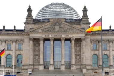 Un assouplissement des normes environnementales est prévu pour prévenir les retards liés aux procédures administratives.