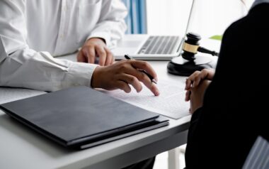 Le débiteur peut toujours contester la saisie abusive devant le juge de l’exécution, mais après coup, pas pour retarder le processus