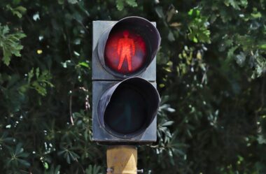 Piéton : traverser au feu rouge peut vous coûter 4 euros