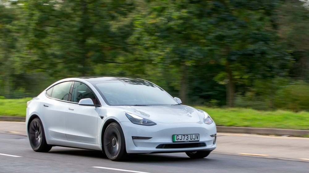 Tesla mise sur un nouveau Full Self‑Driving malgré de lourds ennuis judiciaires