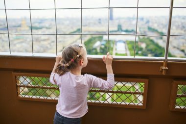 Oubliés des vacances : 40 000 enfants attendus sous la tour Eiffel