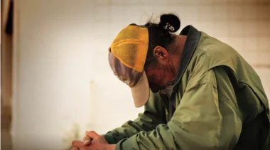 En France, la précarité s’enracine dans le quotidien. Entre difficultés alimentaires, factures impayées et isolement, plus d’un Français sur deux connaît un proche touché par la pauvreté.