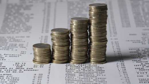 La dette publique française atteint 3 400 milliards d’euros, soit 115,6 % du PIB. Alors que ses voisins européens réduisent leur endettement, la France se distingue comme le mauvais élève de l’Union.