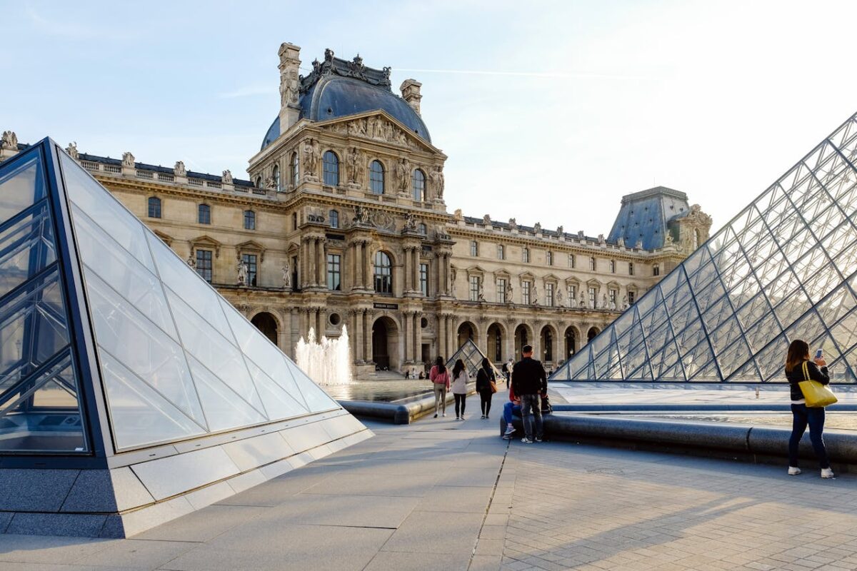 Au Louvre Un Braquage En Plein Jour Met La Securite En Cause