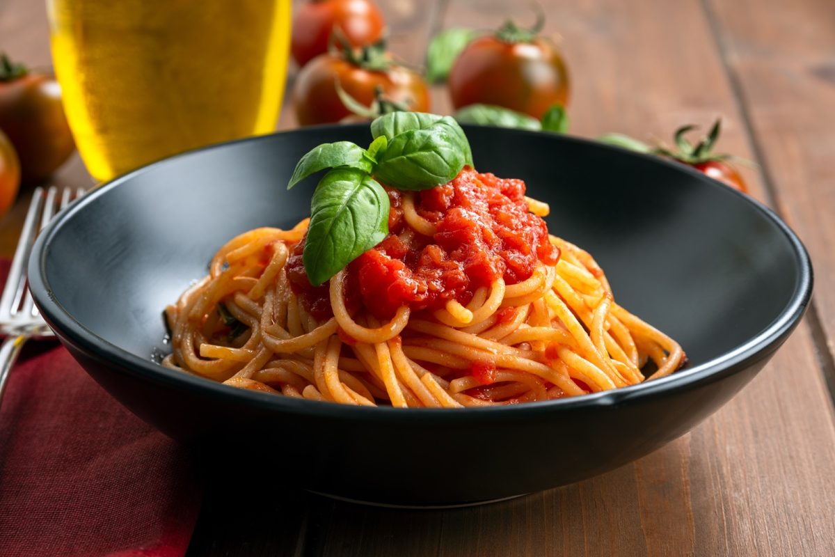 Plate,of,delicious,classic,tomato,sauce,and,basil,spaghetti,,italian