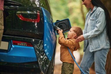 Voiture électrique : un été 2025 record sur la route des vacances