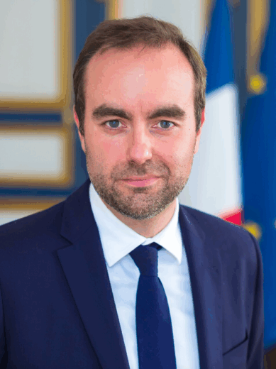 Face aux tensions autour du Budget 2026, l’exécutif prépare deux débats à l’Assemblée nationale, consacrés à la Défense et au narcotrafic, pour sécuriser l’adoption du texte et rassurer sur la trajectoire économique du pays. Wikipedia