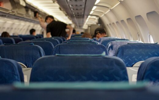 La France renforce son arsenal contre les comportements indisciplinés en avion. Un nouveau dispositif prévoit une amende pouvant atteindre 20.000 euros, des interdictions d’embarquement et un suivi national des passagers perturbateurs. Pixabay