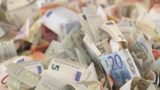 Le nouveau placement « Fonds Défense », lancé par Bpifrance, affiche plus de 10 millions d’euros collectés. Accessible dès 500 €, il affiche un objectif de rendement de 5 % net. Tour d’horizon de ce produit long terme, de ses atouts et de ses limites. Pixabay