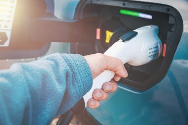 Voiture électrique : plus de 20 % du marché mondial mais deux géants à la traîne