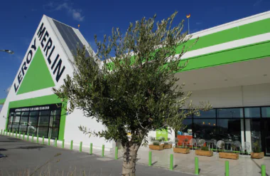 Leroy-Merlin a confirmé une cyberattaque visant les informations de contact de plusieurs centaines de milliers de clients. Aucun mot de passe ni donnée bancaire n’a été compromis, mais l’incident relance les inquiétudes face à la hausse des piratages en France. Wikipedia