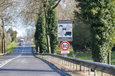 Dès 2026, les radars IA verbaliseront aussi ceinture, téléphone et distances