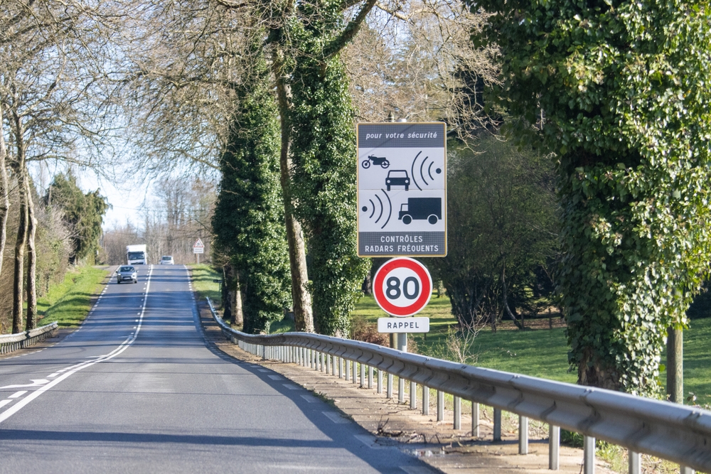 Dès 2026, les radars IA verbaliseront aussi ceinture, téléphone et distances