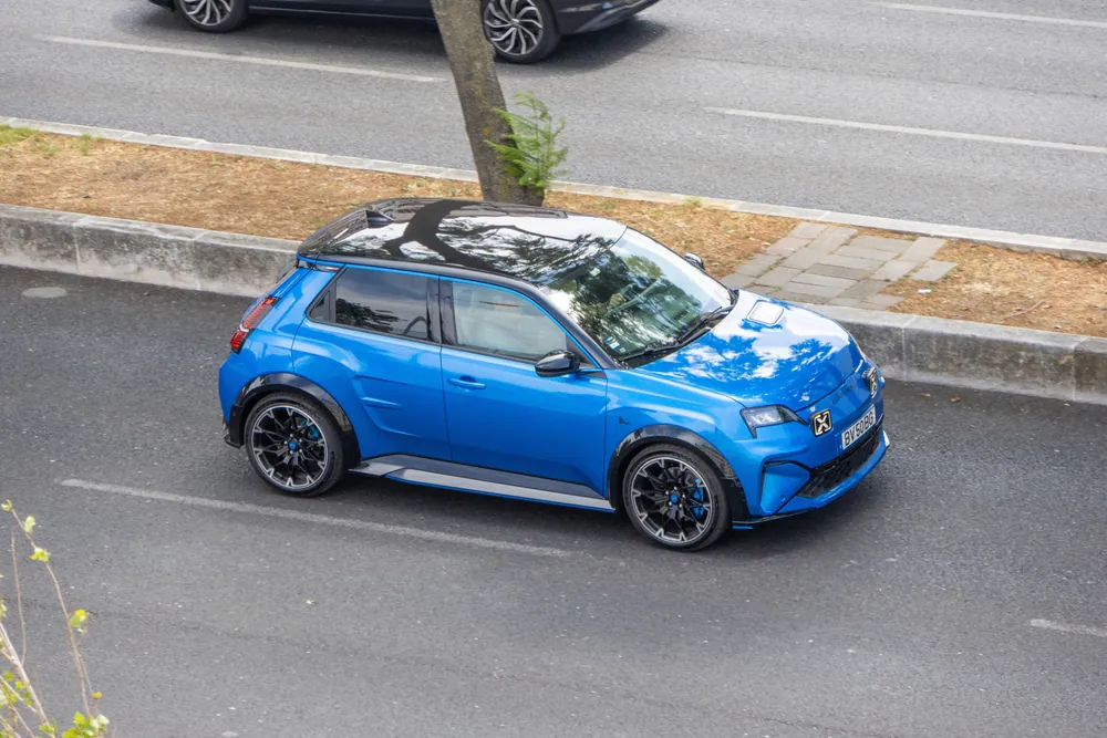 Cette voiture électrique française détrône Tesla en 2025