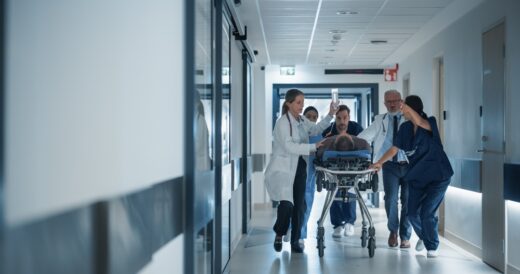 Hôpital : tensions aux urgences, la ministre de la Santé alerte sur un système saturé